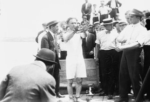 Harry Houdini wird gefesselt, bevor er in eine Kiste genagelt und in die New Yorker Bucht abgesenkt wird, 1912