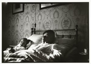 Marie Breitner und ein Mädchen beim Erwachen im Bett von George Hendrik Breitner