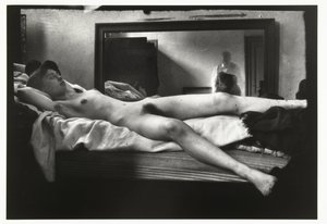 Porträt eines weiblichen Aktes mit dem fotografierenden Breitner im Spiegel