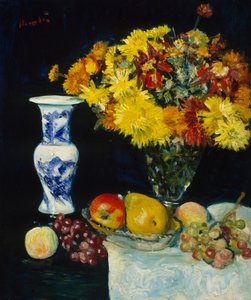 Blumen in einer Vase und Früchte, ca. 1897-1931 von George Leslie Hunter