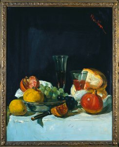 Trauben, Zitronen und Granatäpfel mit Weißweingläsern und Brotlaib