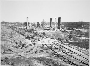Ruinen von Hoods 28-Wagen-Munitionszug und der Scofield Rolling Mill, nahe Atlanta, Georgia, September 1864