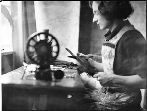 Ein Handschuhmacher bei der Arbeit an einer Nähmaschine von George R. Long