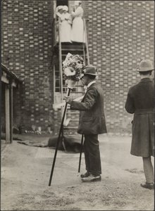 Ein Mann mit Tutti-Stangen beim Hocktide-Festival in Hungerford von George R. Long