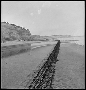 Blick nach Nordosten vom Luccombe-Ende des Shanklin Beach, mit Admiralty-Gerüst (Hindernis Z.1) entlang der Küste von George R. Long