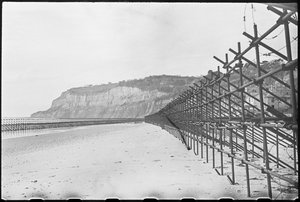 Der Strand von Shanklin, mit zwei Reihen von Admiralitätsgerüsten von George R. Long