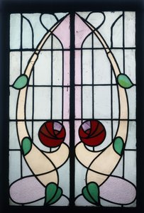 Ein Buntglasfenster, das stilisierte Rosen darstellt