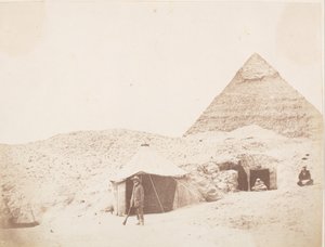 Der Fotograf vor seinem Zelt auf dem Gelände der Pyramide von Khafre Chephren, 1851 von George Wilson Bridges