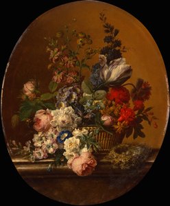 Stillleben mit Blumen in einem Korb und einem Nest eines Heckenbraunellen auf einem Steinabsatz