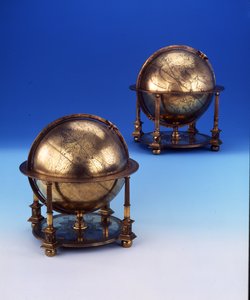 Paar Globen, terrestrisch und himmlisch, mit der Tughra und lateinischer Inschrift von Sultan Murad III, 1579