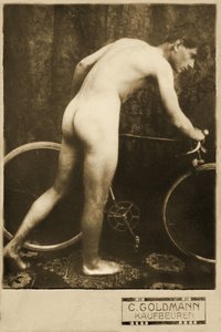 Kabinettskarte eines nackten Radfahrers, ca. 1898 (Sepia-Foto)