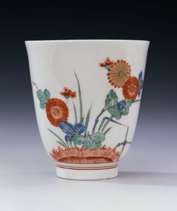 Ein Bottger Kakiemon becherförmiger Becher, bemalt mit Chrysanthemen und Gräsern, ca. 1725