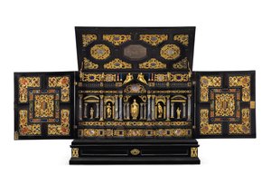 Ein Augsburger Tischkabinett aus vergoldetem Metall, Bergkristall und pietra dura, ca. 1630-40