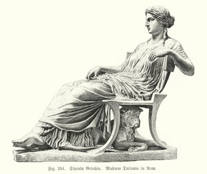 Antike griechische Statue einer sitzenden Frau
