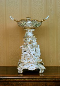 Kuchenständer mit Putten, die die Jahreszeiten darstellen, ca. 1830