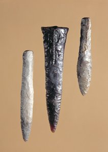 Feuerstein-Dolche aus der späten Jungsteinzeit, gefunden in Grebenhagen, Heunetal-Holzheim und Niederaula von German School