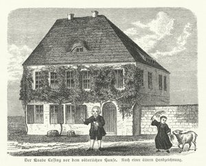 Der deutsche Philosoph und Dramatiker Gotthold Ephraim Lessing als Junge vor dem Haus seines Vaters in Kamenz