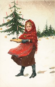 Mädchen trägt kleinen Weihnachtsbaum im Schnee