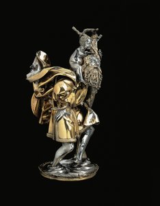 Spätgotische Statuette des Heiligen Christophorus, der das Christuskind auf seiner rechten Schulter trägt, auf einem Reliquiar-Sockel, wahrscheinlich Augsburg
