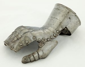 Linker Panzerhandschuh, ca. 1490-1510, restauriert im 19. Jahrhundert von German School