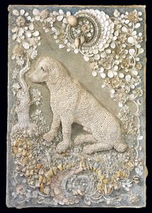 Einer von einem Paar Louis XV sitzender Hunde, modelliert in Relief, in einer grottenartigen Umgebung