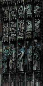 Skulpturales Detail von der rechten Seite des zentralen Portals, Westfassade, begonnen 1277 (Stein)