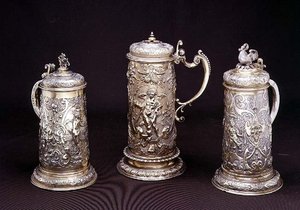 Silbervergoldeter zylindrischer Krug von Paul Hubner, Augsburg 1590; silbervergoldeter zylindrischer Krug von Tobias Kramer, Augsburg 1620; teilvergoldeter zylindrischer Krug von Paul Hubner, Augsburg 1590, 16.-17. Jh. von German School