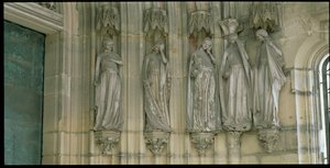 Die fünf törichten Jungfrauen, Gewändefiguren vom Paradiesportal, Figuren um 1250 geschnitzt, Vorhalle um 1350 gebaut von German School