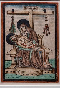 Vesperbild (Beweinung), Aquarell-Holzschnitt von deutschem Graveur, ca. 1450. Die Symbole der Passion Christi hängen vom Kreuz.
