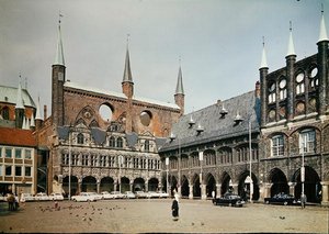 Ansicht des Rathauses auf dem Marktplatz von German School