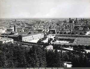 Panoramablick auf Bologna mit Fabriken und einem Platz.