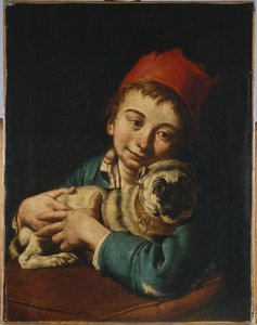Ein Junge, Halbfigur, in einer blauen Jacke und einem roten Hut, hält einen Mops auf einem Kissen