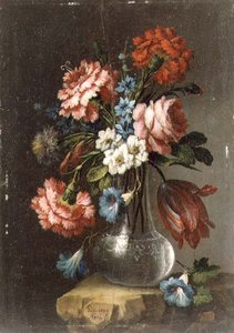 Rosen, Tulpen, Winden und andere Blumen in einer Glasvase