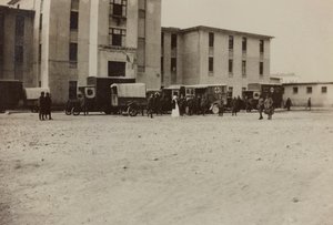 Album "Bilder des Krieges II": italienische Soldaten und Rotkreuz-Ambulanzen in Gradisca Sagrado, Gorizia, Italien (s/w Foto) von Gigliucci Gigliucci