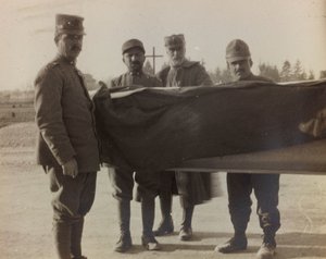 Album "Bilder des Krieges II": Italienische Soldaten tragen den Sarg eines Gefallenen des Großen Krieges (s/w Foto)