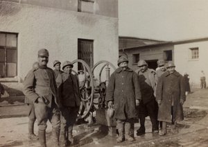 Album "Bilder des Krieges II": Italienische Soldaten in Gradisca Sagrado, Gorizia, Italien (s/w Foto)