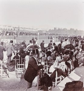 Zuschauer auf der Rennbahn im Cascine Park: General Pralormo, Neri Corsini, Alberto Rignano, Gennaro Placci, die Gräfin Maud Ricci, Gräfin von Perkenstein