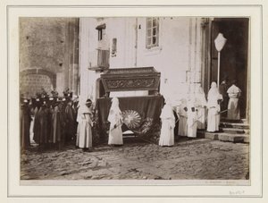 Leichenzug von Mönchen mit spitzen Mützen am Eingang einer Kirche in Italien von Giorgio Sommer