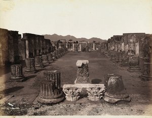 Gesamtansicht der Basilika, Ostseite, Pompeji von Giorgio Sommer