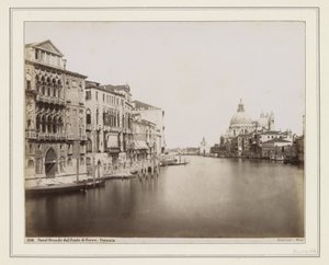 Blick auf den Canal Grande in Venedig mit Santa Maria della Salute auf der rechten Seite von Giorgio Sommer