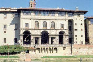 Fassade der Uffizien-Galerie am Arno