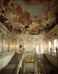 Ansicht der großen Treppe und der von Giovanni Battista (Giambattista) Tiepolo (1696-1770) dekorierten Decke, die die Allegorie der fünf Kontinente darstellt. 1753 Palast von Würzburg, realisiert von Architekt Johann Balthasar Neumann (1687-1753) Deutschla