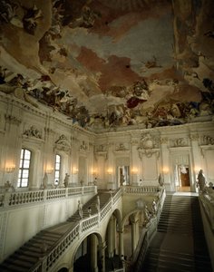 Ansicht der großen Treppe und Decke, die die Allegorie der fünf Kontinente darstellt