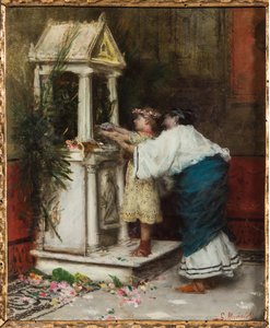 Mutter und Tochter vor einem kleinen Tempel