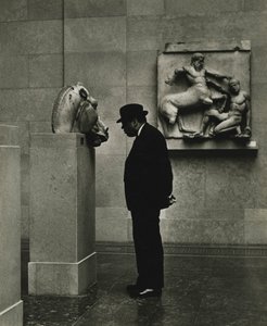 Mann betrachtet Skulpturen im British Museum, London 1950er Jahre