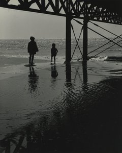 Zwei Kinder spielen am Strand