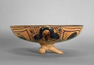 Attische schwarzfigurige Schale, dekoriert mit einem Gorgonen-Kopf-Tondo, umgeben von sechs liegenden Männern, die an einem Symposium teilnehmen, im Stil des Andokides-Malers, ca. 500 v. Chr.