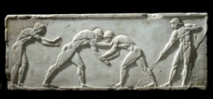 Griechische Kunst: Basis eines Kouros, das Ringer während eines Kampfes darstellt. Marmorrelief, 510-500 v. Chr. - Athen, Archäologisches Museum