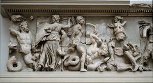 Griechische Kunst: Darstellung von Hekate und Artemis. Fries des Altars von Zeus in Pergamon, Flachrelief von Eumenes II. von Greek