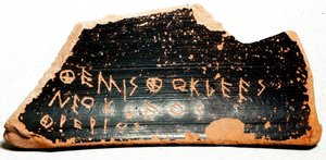 Ostrakon (oder Ostracon) (Plural: Ostraka), Tonscherben, die während der Ostrakismusverfahren im antiken Griechenland als Stimmzettel dienten. 480 v. Chr. Athen. Agora-Museum von Greek